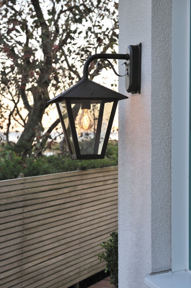 Benu vägglykta ned E27 svart