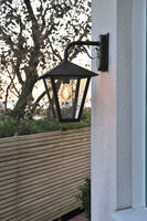 Benu vägglykta ned E27 svart